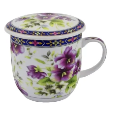 Kubek z porcelany z sitkiem i pokrywką Kwiatki fioletowe